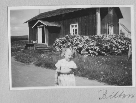 Framför bryggstugan, dottern Birgitta